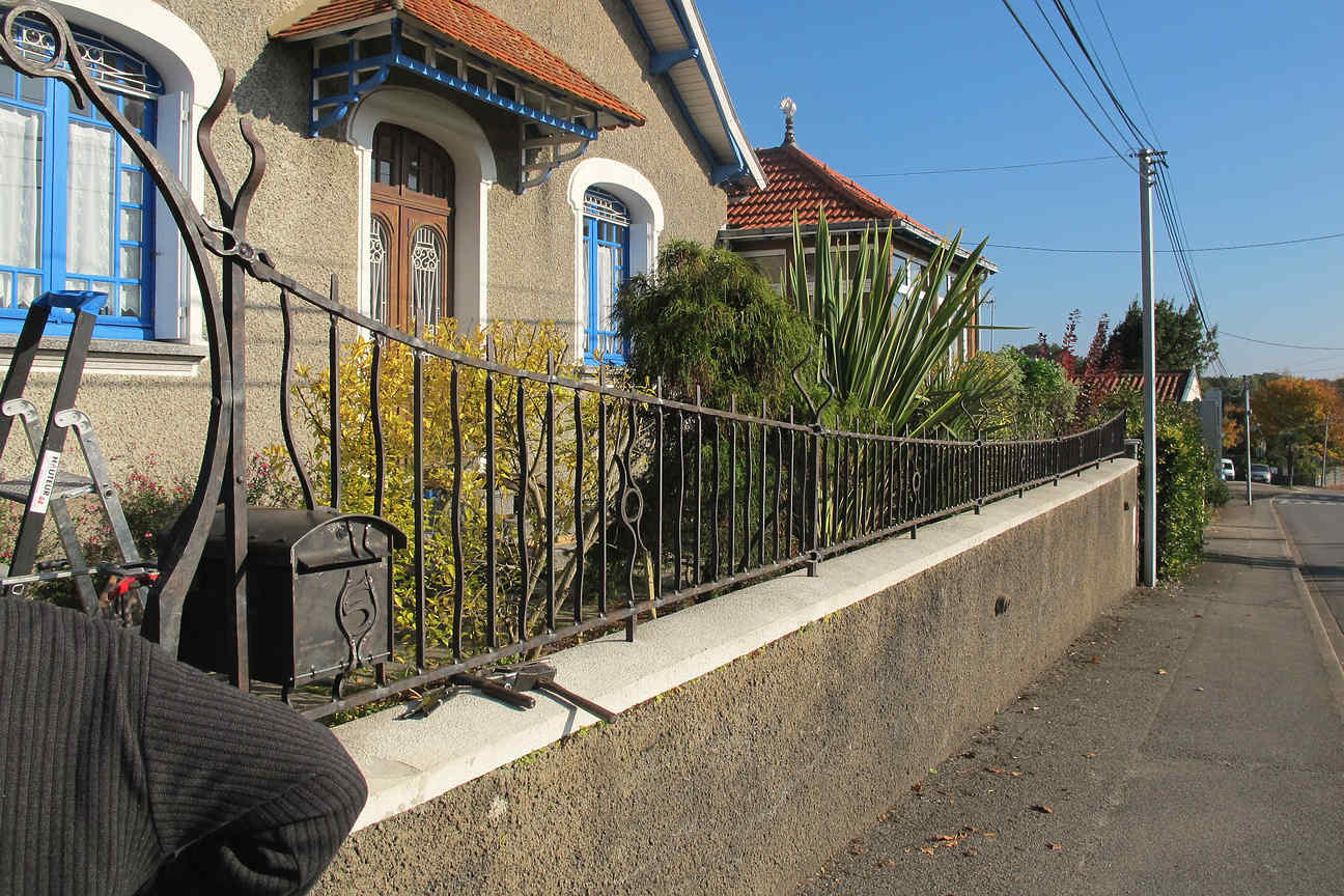 Grille sur Muret