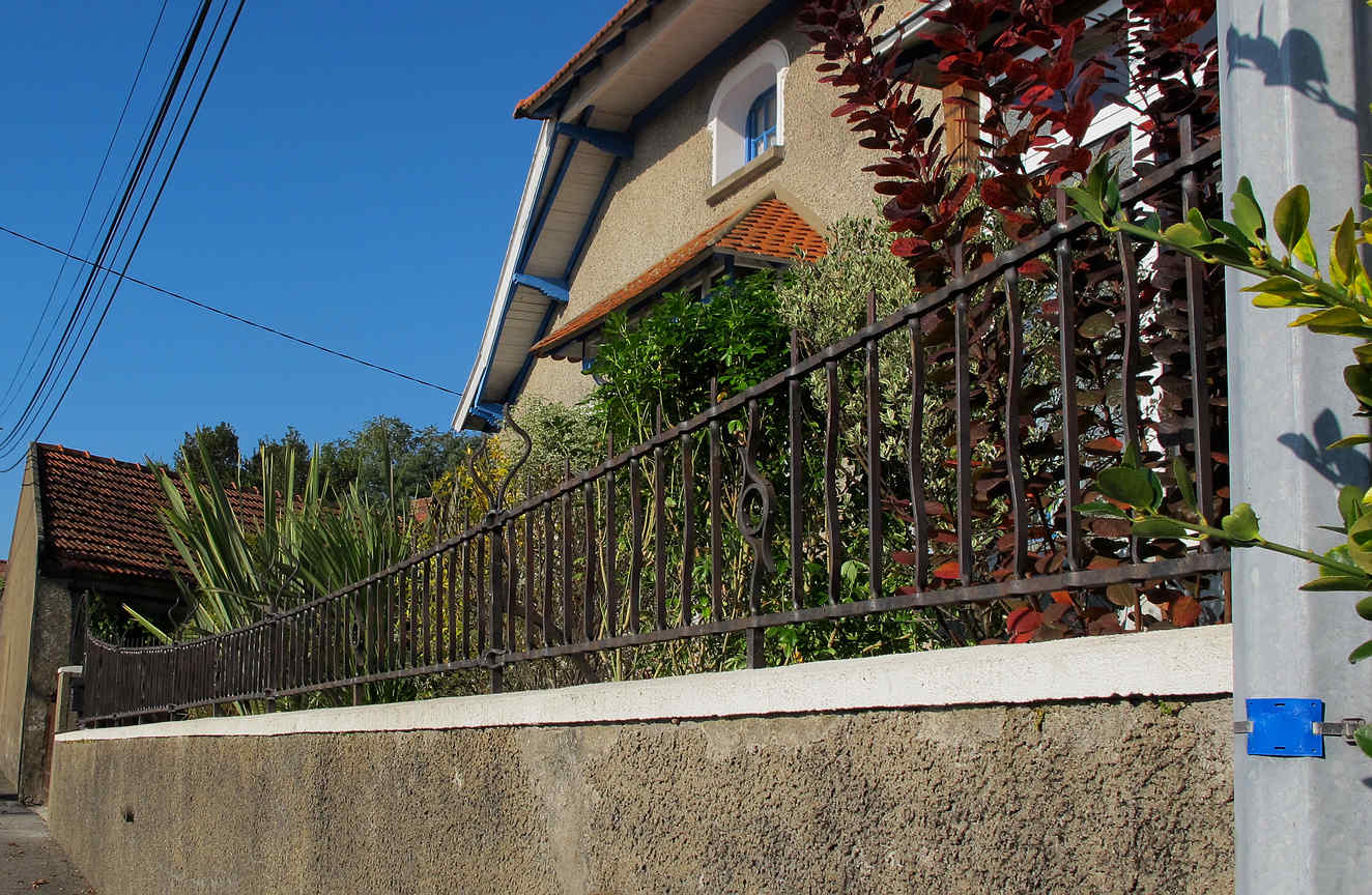 Grille sur Muret